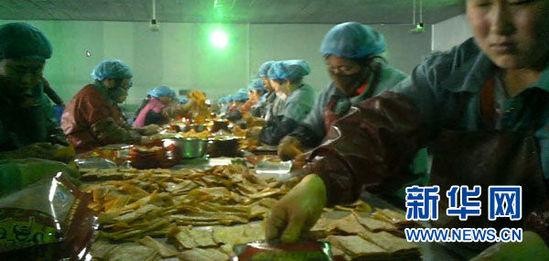 [新聞] 號稱中國最夯零食 中媒直擊包裝女工手潰爛