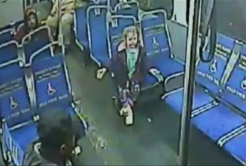 [新聞] 凌晨3點暴雨 費城4歲娃獨乘公交找炒冰